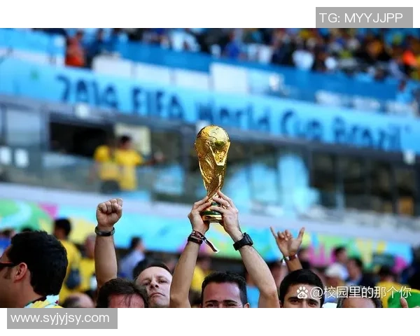 足球碎嘴子带你领略赛场背后的故事与精彩瞬间 足球碎嘴子带你领略赛场背后的故事与精彩瞬间